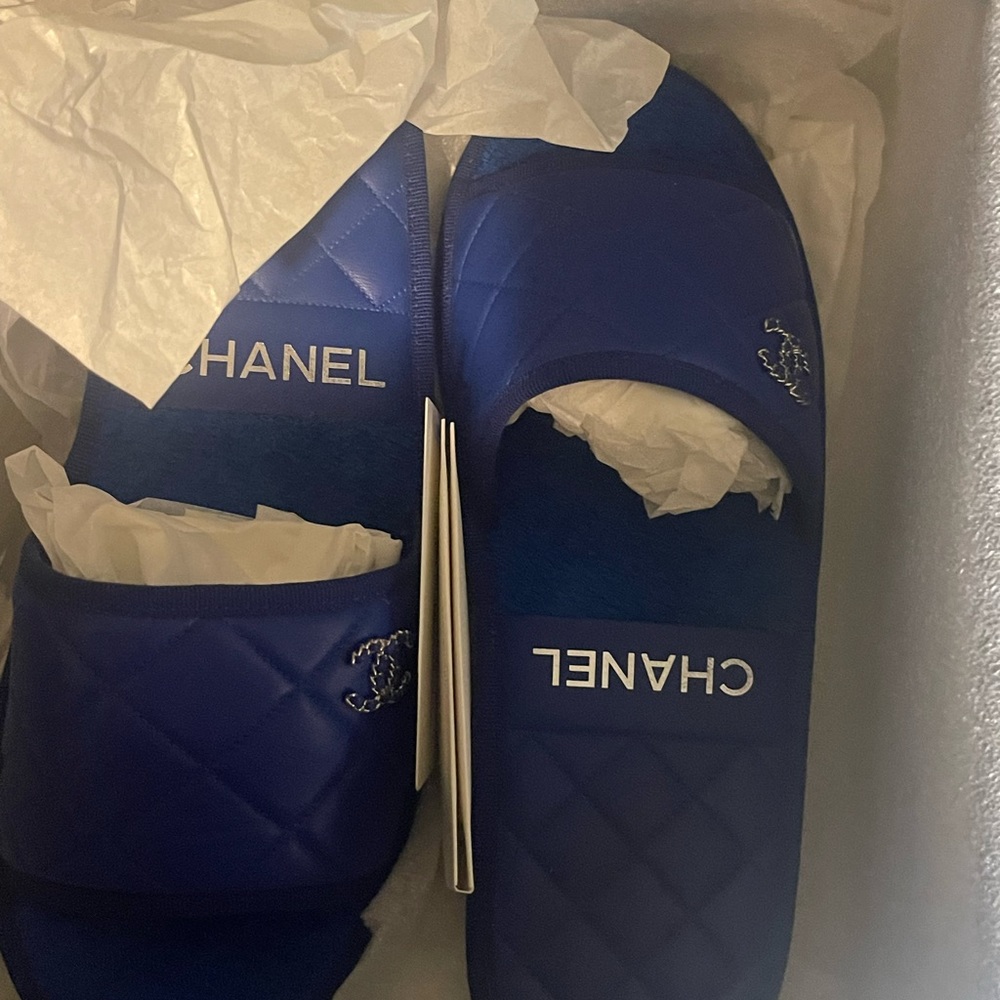Chanel Slides - Picture 3 of 3
